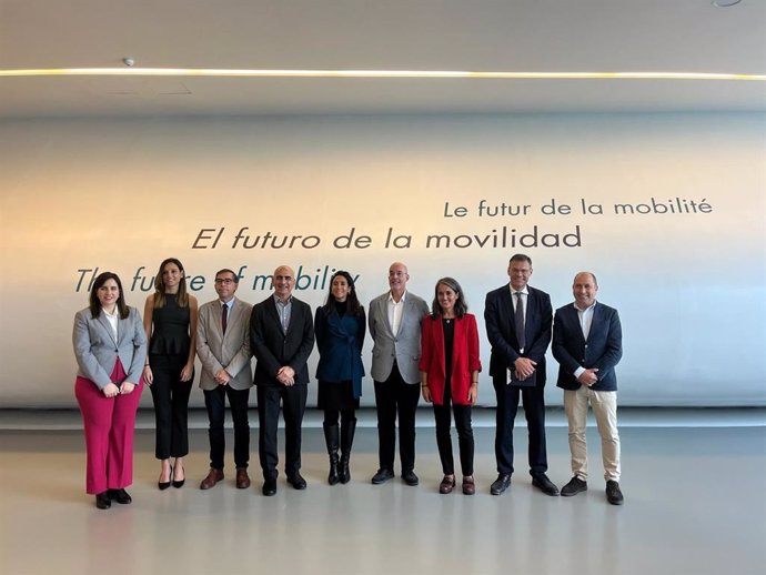 Foto de familia de la XIII Jornada técnica 'Superando los retos para la adaptación de infraestructura de suministro de energías sostenibles en las estaciones de servicio', en Mobility City.