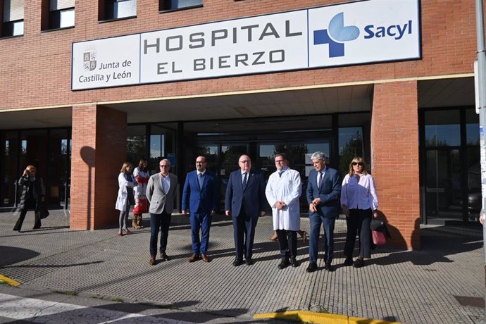 Visita del consejero de Sanidad, Alejandro Vázquez, en el Hospital de El Bierzo (León)