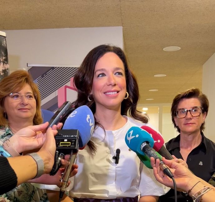 La consejera de Salud y Servicios Sociales, Sara García Espada, atiende a los medios de comunicación