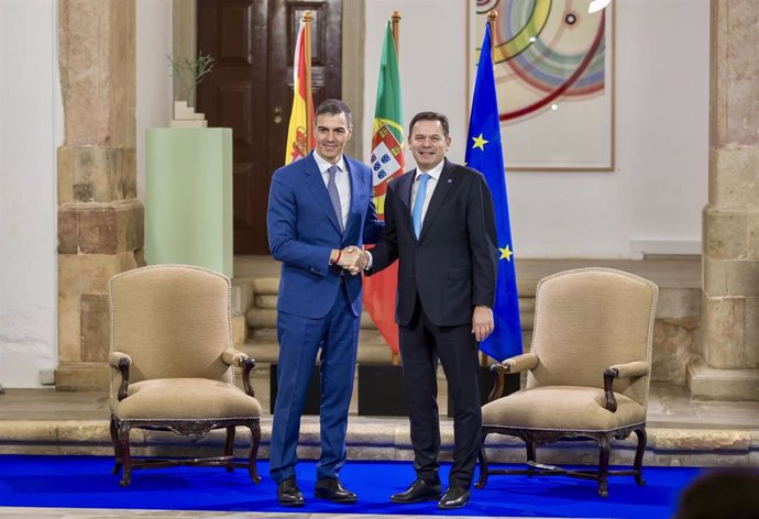 El presidente del Gobierno, Pedro Sánchez (i), y el primer ministro de la República Portuguesa, Luís Montenegro (d), mantienen un encuentro durante la XXXV Cumbre Hispano-Lusa