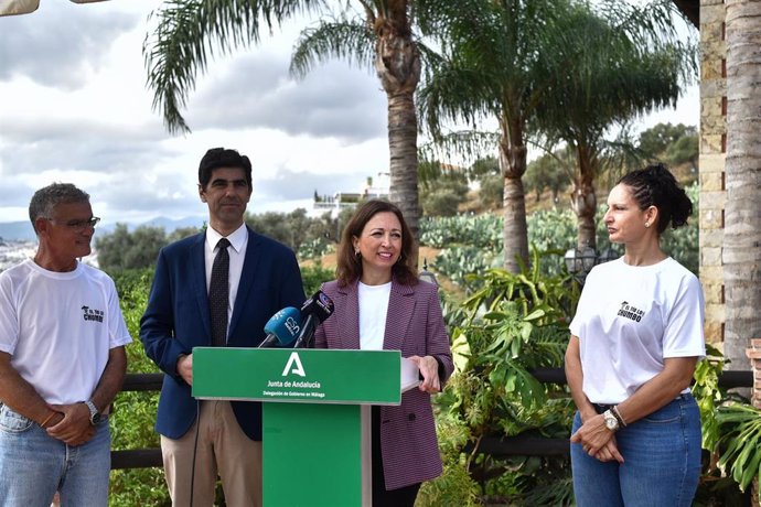 Patricia Navarro ha visitado en Coín la empresa agraria dedicada al cultivo y comercialización de chumbos 'El tío lo Chumbo', en donde ha estado acompañada por el alcalde de la localidad, Francisco Santos.