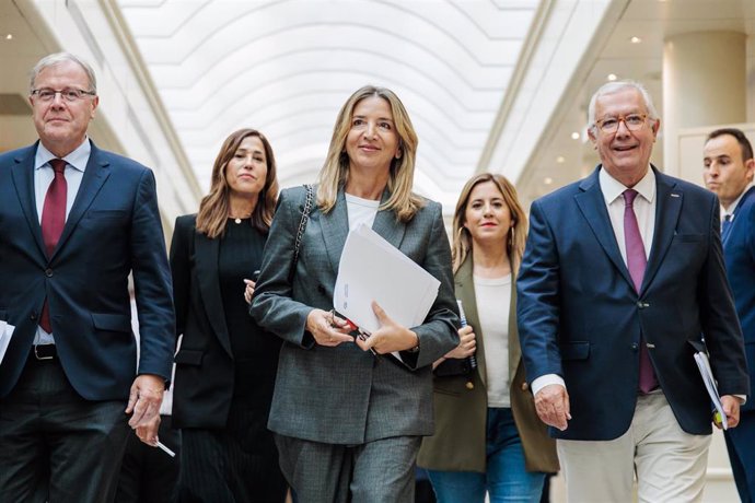 La senadora del PP Alicia García (c) a su llegada a una sesión plenaria, en el Senado, a 22 de octubre de 2024, en Madrid (España). El Gobierno se enfrenta a una nueva sesión de control en el Senado con 17 preguntas y dos interpelaciones que formularán el