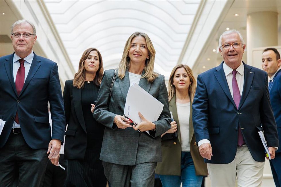 La senadora del PP Alicia García (c) a su llegada a una sesión plenaria, en el Senado, a 22 de octubre de 2024, en Madrid (España). El Gobierno se enfrenta a una nueva sesión de control en el Senado con 17 preguntas y dos interpelaciones que formularán