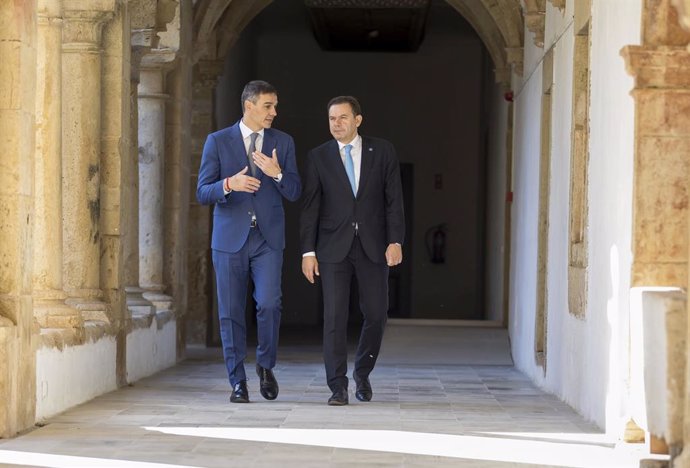 El presidente del Gobierno, Pedro Sánchez, y el primer ministro de la República Portuguesa, Luís Montenegro, este miércoles en Faro (Portugal).