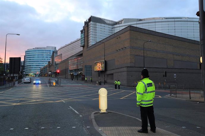 Archivo - Un policía tras el atentado en el Manchester Arena en mayo de 2017