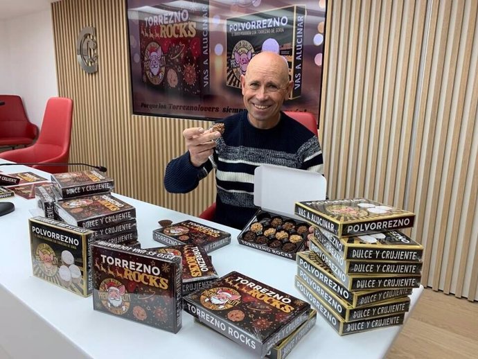 Carlos París presenta el nuevo dulce de chocolate y torreznos, los 'Torreznos Rock'.