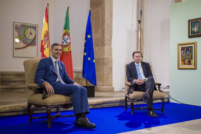 El presidente del Gobierno, Pedro Sánchez (i), y el primer ministro de la República Portuguesa, Luís Montenegro (d), mantienen un encuentro durante la XXXV Cumbre Hispano-Lusa, en el Museo Municipal de Faro, a 23 de octubre de 2024, en Faro (Portugal). Es