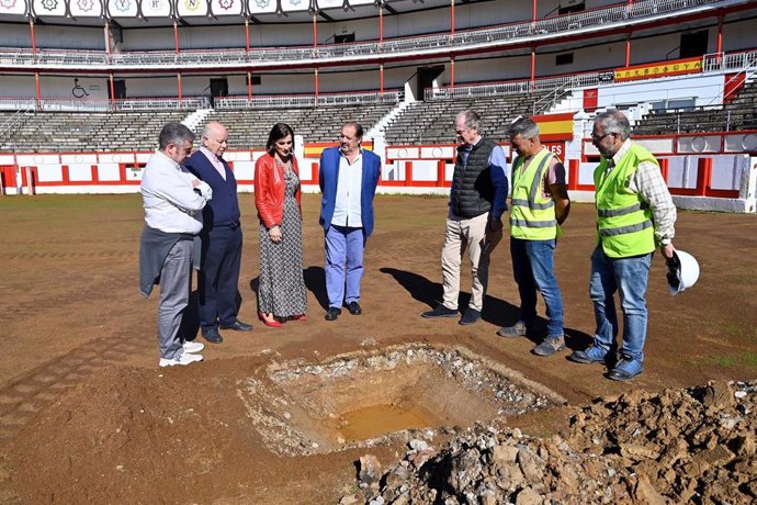 Inicio de las obras para la renovación del firme y drenaje de la plaza de toros de Santander