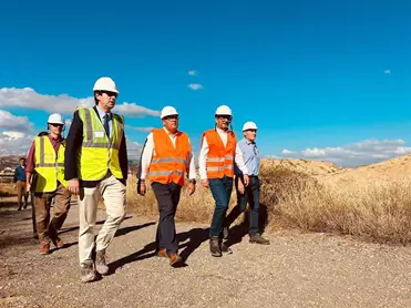 El delegado territorial de Economía, Hacienda, Fondos Europeos y de Industria, Energía y Minas, Carlos García, y el alcalde de Vélez-Málaga, Jesús Lupiáñez, visita una antigua zona minera en la localidad.