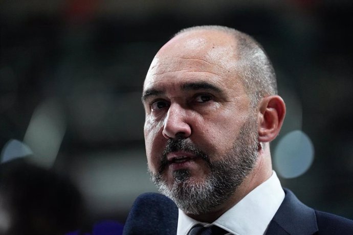 Chus Mateo, entrenador del Real Madrid, durante un partido