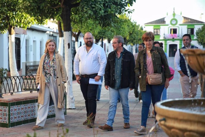 Javier Bello, Ana Bertón y el alcalde de Puerto Serrano visitando obras PFEA.