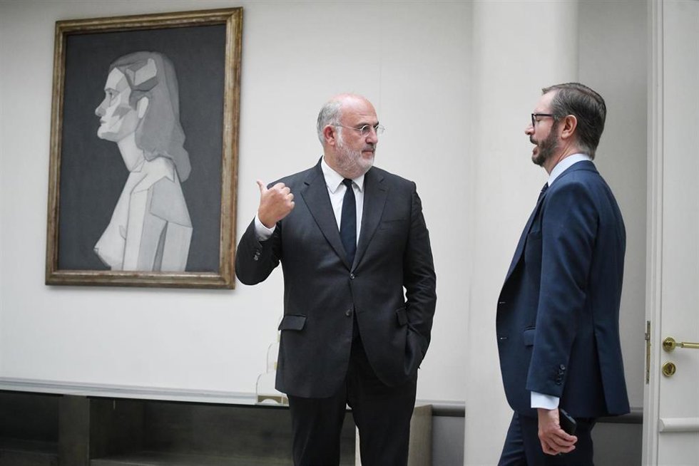 Archivo - El senador de JxCat Eduard Pujol (i) y el senador del PP y vicepresidente primero de la Cámara Alta, Javier Maroto (d), conversan durante una sesión plenaria, en el Senado, a 31 de julio de 2024, en Madrid (España). El Pleno del Senado ha apro