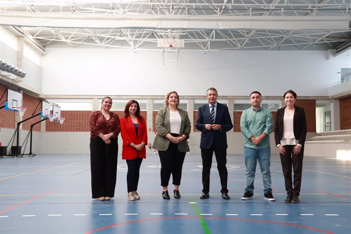 La alcaldesa de Bollullos y el presidente de la Diputación, ambos en el centro, durante la visita al pabellón.