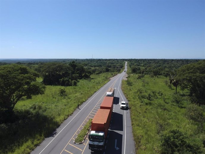 Archivo - Imagen aérea de una carretera en Uganda