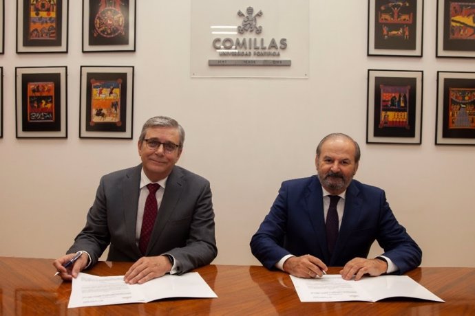 El rector de la Universidad Pontificia de Comillas, Anotnio Allende, SJ, y el presidente de la Fundación Endesa, Juan Sánchez-Calero, firman la renovación del convenio entre ambas entidades.