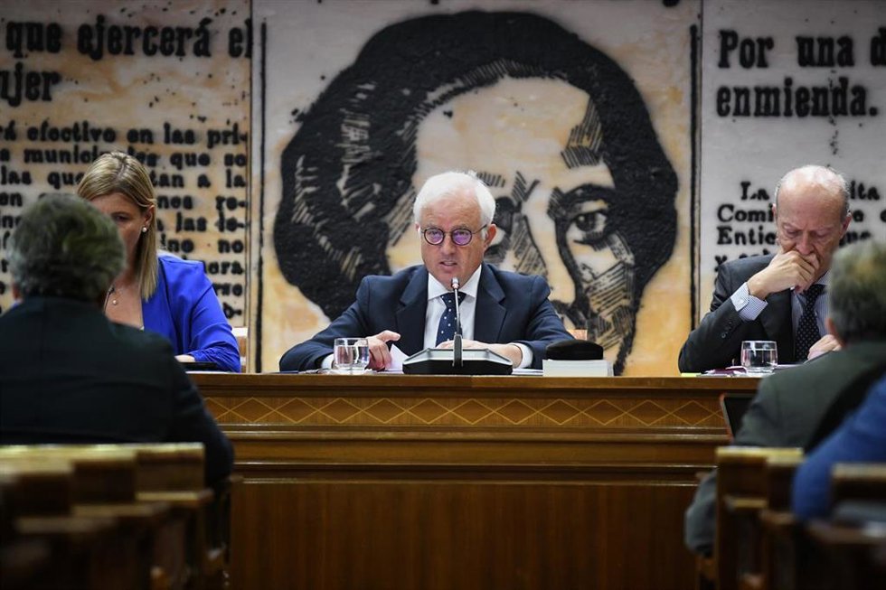 Archivo - El senador del PP Eloy Suárez Lamata (c) ante la Comisión de Investigación sobre el caso Koldo, en el Senado, a 30 de mayo de 2024, en Madrid (España). La Comisión de Investigación analiza los contratos públicos realizados durante la pandemi