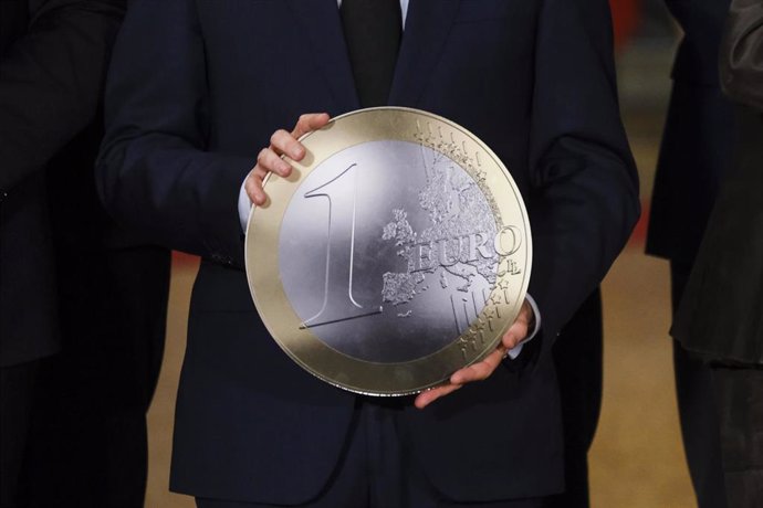 Archivo - HANDOUT - 16 January 2023, Belgium, Brussels: A replica of a 1 euro coin is seen during the Eurogroup meeting. Photo: Alexandros Michailidis/EU Council/dpa - ATTENTION: editorial use only and only if the credit mentioned above is referenced in f