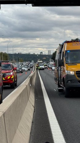 Una herida grave y nueve leves en la colisión entre un coche y un autobús en la A-6, en Aravaca