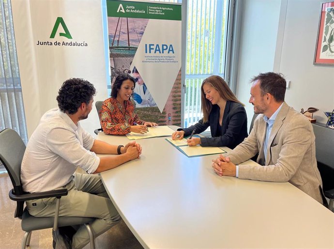 La presidenta del Instituto Andaluz de Investigación y Formación Agraria, Pesquera, Alimentaria y de la Producción Ecológica (Ifapa), Marta Bosquet, y la administradora de Naturcode, Daniela Durand, en la firma del acuerdo.