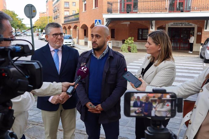 El portavoz del Partido Popular en el Ayuntamiento de Azuqueca de Henares, Mane Corral, acompañado de la secretaria general del PP-CLM, Carolina Agudo, y por el diputado regional, Nacho Redondo.