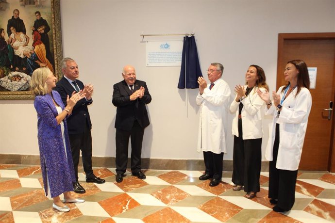 El hermano Guillermo García descubre la placa conmemorativa por el 450 aniversario de la Orden en presencia del presidente del Parlamento andaluz y la consejera de Salud.