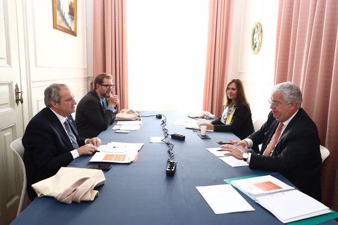 El ministro de Industria y Turismo, Jordi Hereu, y el ministro portugués de Economía y del Mar, Pedro Reis, en el marco de la XXXV cumbre hispano-portuguesa de Faro (Portugal).