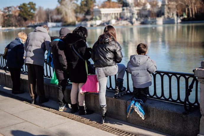 Archivo - Niños juegan con sus regalos de Navidad al aire libre, en el Parque del Retiro, a 25 de diciembre de 2023, en Madrid (España). 