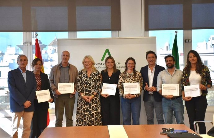 Mercedes Colombo y Daniel Sánchez en la entrega de ayudas.