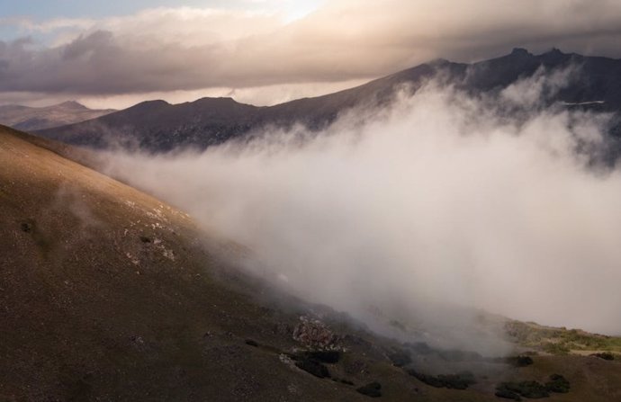 Niebla producida por la humedad ambiental