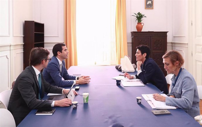 Elma Saiz, Ministra de Inclusión, Seguridad Social y Migraciones,  en una reunión bilateral con António Leitão Amaro, ministro de la Presidencia.