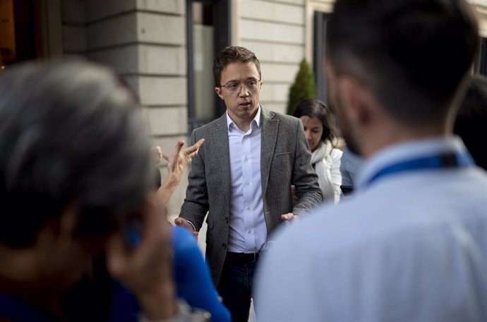 El portavoz de Sumar en el Congreso, Íñigo Errejón, a su salida de una sesión plenaria, en el Congreso de los Diputados, a 22 de octubre de 2024, en Madrid (España). 