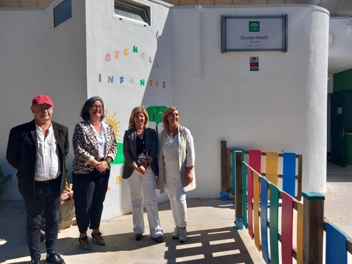 La delegada territorial de Desarrollo Educativo, Formación Profesional, Universidad, Investigación e Innovación en la provincia de Cádiz, Isabel Paredes, en una visita a la Escuela Infantil La Alborada en Chiclana de la Frontera.