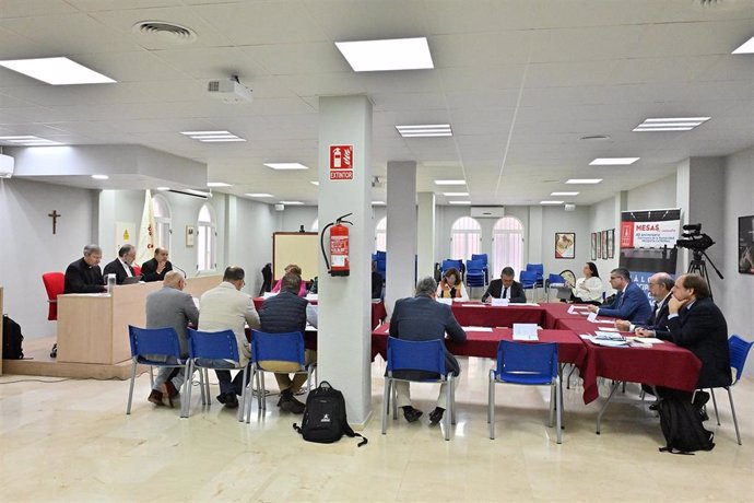 Un momento de la mesa de encuentro, diálogo y escucha celebrada en la sede de Cáritas Diocesana de Córdoba.