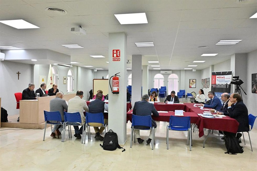 Un momento de la mesa de encuentro, diálogo y escucha celebrada en la sede de Cáritas Diocesana de Córdoba.