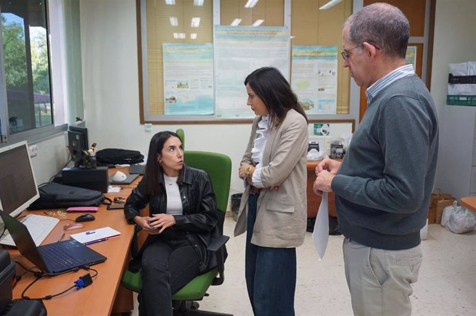 La delegada de Empleo, María Dolores Gálvez, y el director del Ifapa, Darío Reina, con una de las técnicas contratadas por el Programa Investigo.