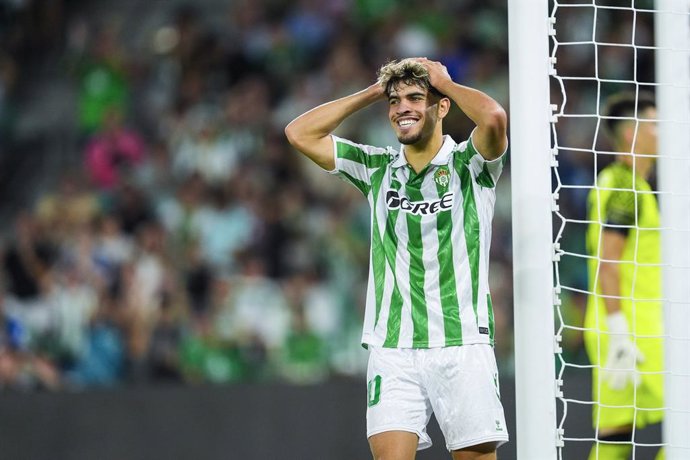 Archivo - Abde Ezzalzouli of Real Betis laments during the UEFA Conference League play-off first leg, football match played between Real Betis and FC Kryvbas Kryvyi Rih at Benito Villamarin stadium on August 29, 2024, in Sevilla, Spain.