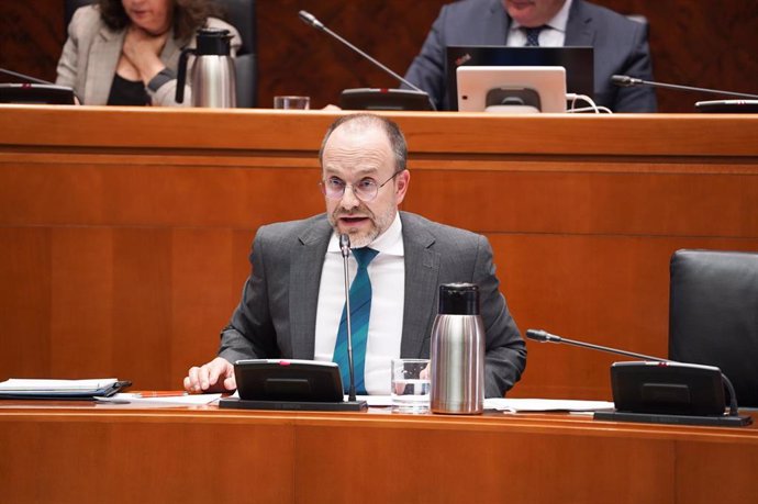 El director general de Salud Mental del Gobierno de Aragón, Manuel Corbera, en su comparecencia ante la Comisión de Sanidad de las Cortes de Aragón.