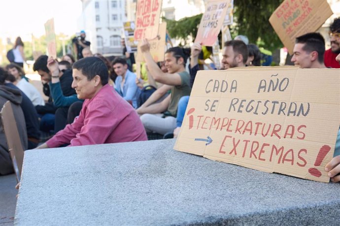 Archivo - Decenas de personas durante una manifestación para denunciar la sequía.