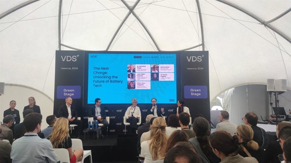 Mesa de debate 'The next charge: unlocking the future of battery tech' en VDS, con la participación de PowerCo