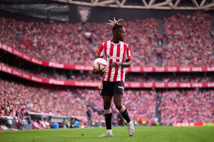 Nico Williams of Athletic Club looks on during the LaLiga EA Sports match between Athletic Club and RCD Espanyol at San Mames on October 19, 2024, in Bilbao, Spain.