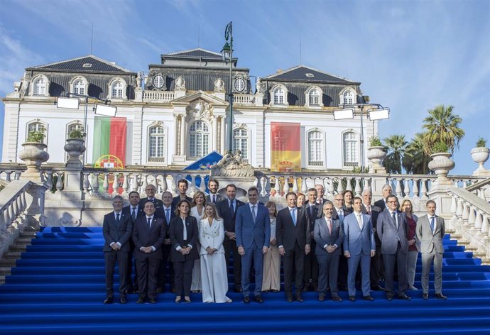 Foto de familia durante la XXXV Cumbre Hispano-Lusa, en el Palacio Fialho, a 23 de octubre de 2024, en Faro (Portugal). 