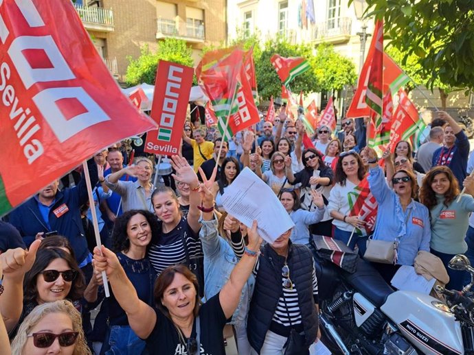 Manifestantes en Sevilla este miércoles ante la Delegación del Gobierno andaluz.