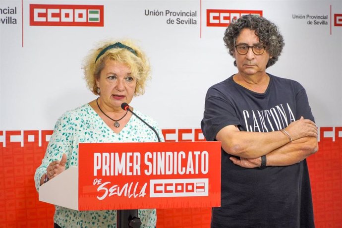 La secretaria general del Sindicato Provincial de Servicios a la Ciudadanía de CCOO de Sevilla, Mari Paz Vargas, y el secretario de Acción Sindical y responsable del sector de transporte del Sindicato Provincial de Servicios a la Ciudadanía de CCOO