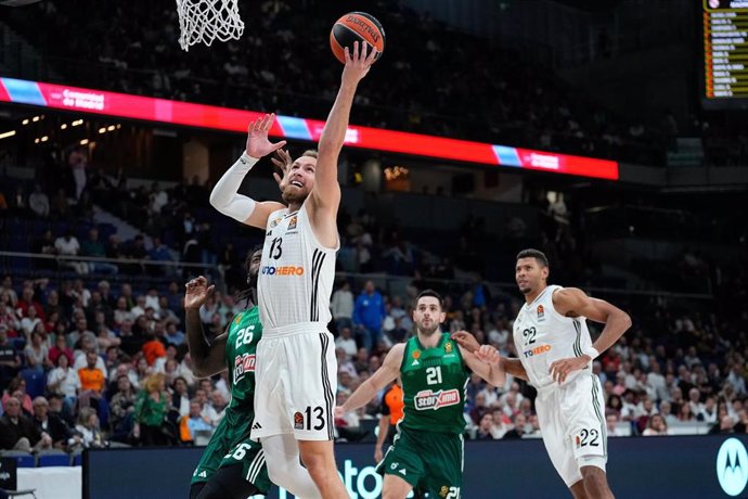 Dzanan Musa intenta una canasta durante el Real Madrid-Panathinaikos de la Euroliga 24-25