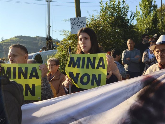 La portavoz del Grupo Municipal Podemos en el Ayuntamiento de Gijón, Olaya Suárez, participa en una manifestación en contra de la ampliación de la mina de fluorita de La Viesca (Gijón).