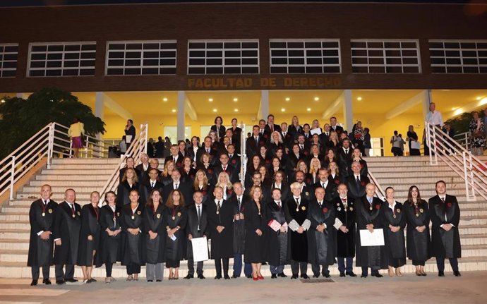 La Abogacía de Málaga ha rendido homenaje a los abogados que cumplen 25 y 50 años de colegiación en un acto celebrado en el Aula Magna de la Universidad de Málaga con motivo de la festividad de Santa Teresa, patrona del Colegio de Abogados malagueño.