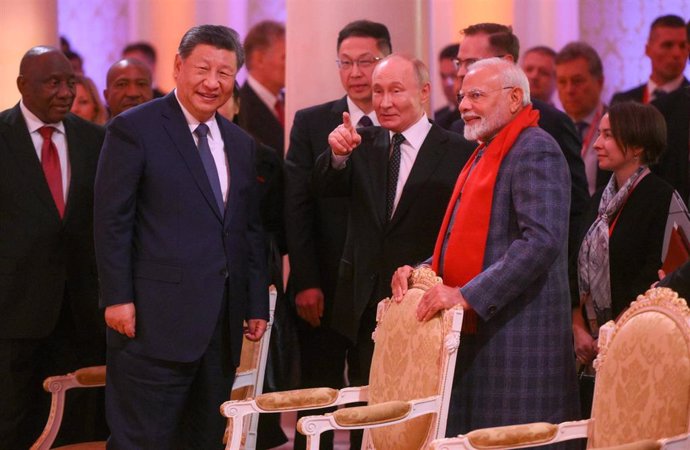 Los presidentes de Sudáfrica, Cyril Ramaphosa: de China, Xi Jinping; y de Rusia, Vladimir Putin: y el primer ministro, Narendra Modi, durante la última cumbre de los BRICS en Kazán.