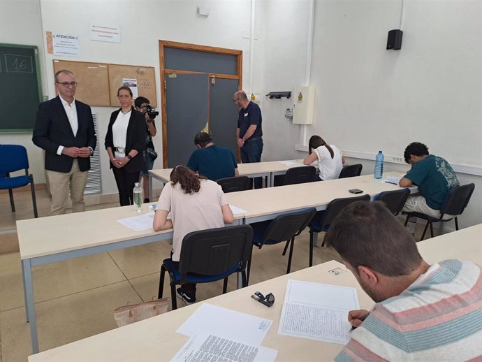 Archivo - El consejero de Educación, Formación Profesional y Empleo, Víctor Marín, visita un aula en el Campus de La Merced de la Universidad de Murcia, donde se realiza el examen de las oposiciones al cuerpo de Maestros