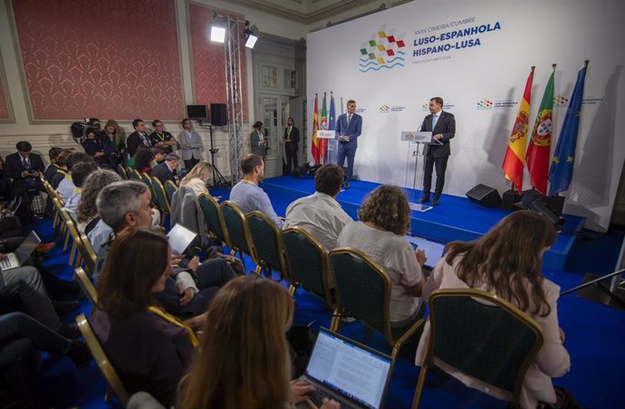 El presidente del Gobierno, Pedro Sánchez, y el primer ministro de la República Portuguesa, Luís Montenegro, intervienen durante la XXXV Cumbre Hispano-Lusa celebrada en Faro (Portugal).