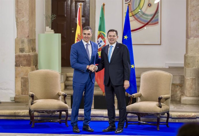 El presidente del Gobierno, Pedro Sánchez (i), y el primer ministro de la República Portuguesa, Luís Montenegro (d), mantienen un encuentro durante la XXXV Cumbre Hispano-Lusa